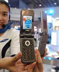  : Samsung SCH-V740 vs. Motorola RAZR
